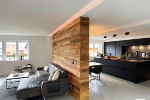 wandverkleidung_holz_scheunenholz_braun_holzwand_holzpaneele_wandpaneele_wand_wohn-room